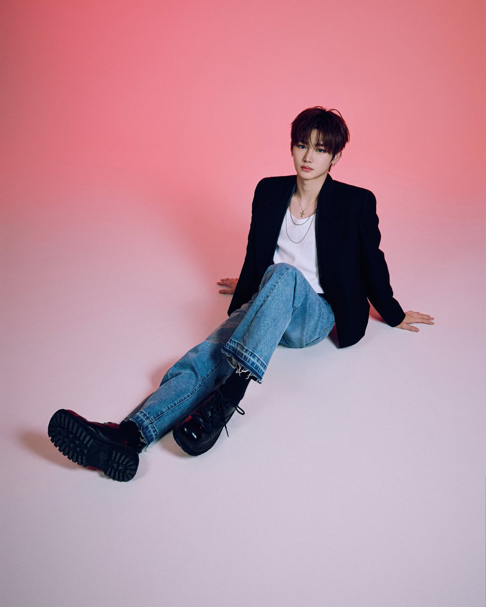 Anxin owns the contrast. The sharp navy suit and crisp white tee stand out perfectly against the bright pink background, presenting a refreshingly handsome and bold profile look.