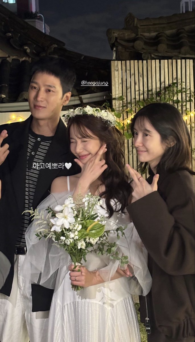 Omg bohyun and jihyun at Jung Gahee's wedding and doing the Jin Isoo's handsign?!! Byee when i about to move on my isoogang my flexxcop babies 😭🤞