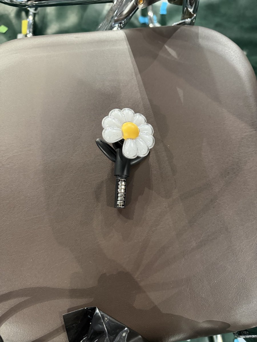 G-DRAGON 2025 WORLD TOUR [Übermensch] IN OSAKA : ENCORE
忘れ物 預かり物 ミニペンライト

アリーナD7でミニペンライトの上部が落ちてました
心当たりある方いらっしゃいましたらご連絡ください！

当方、明日も京セラ参戦致します。
#GDRAGON  #京セラドーム #osaka 
#ジヨン #bigbang