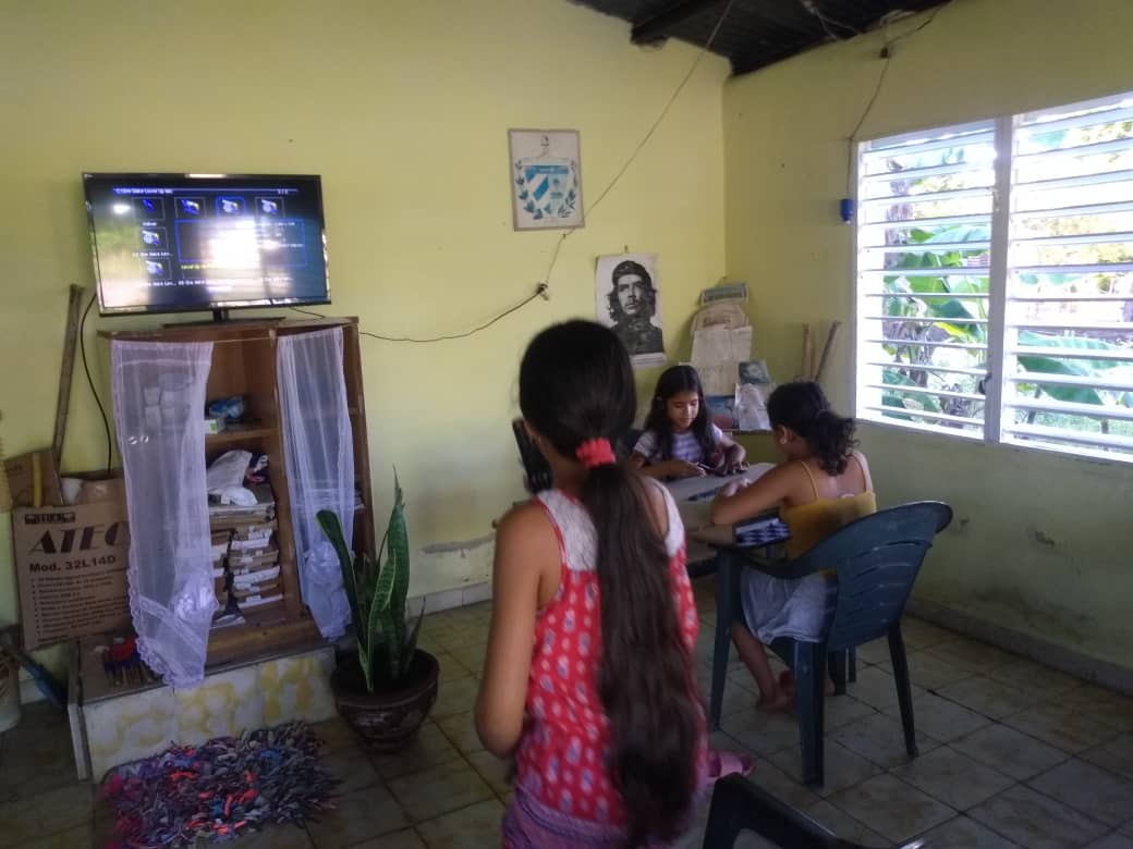 En la sala de televisión de San Pedro en el municipio majibacoa los comunitario disfrutan de las actividades que se realizan en la sala.
#PorLasTunasLaVictoria