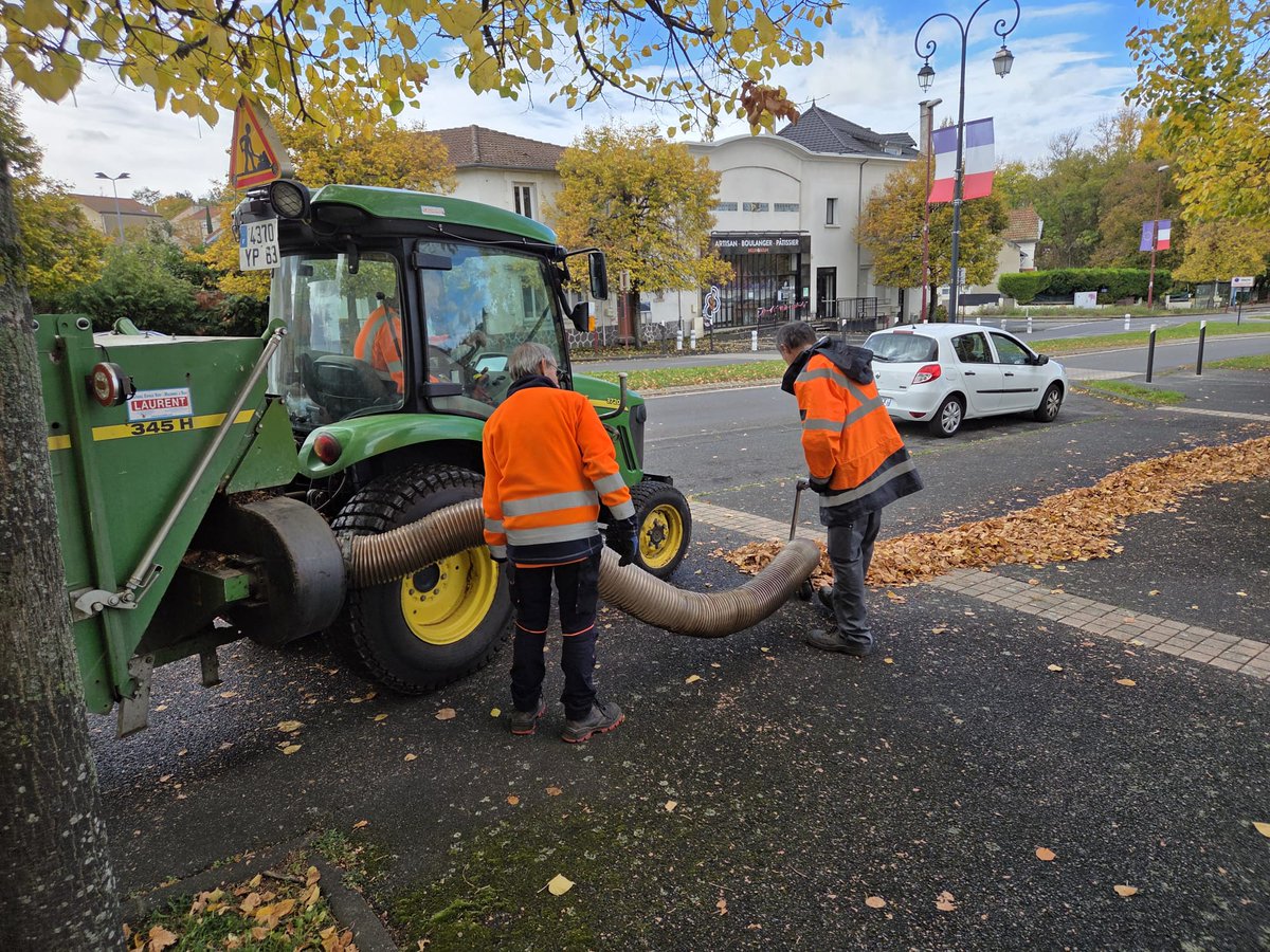 C'est l'automne 🍂 et les feuilles commencent à tomber !
Les services techniques sillonnent la ville quotidiennement pour les ramasser. 🪏
Seul hic : les arbres n'ont pas lu leur planning et continuent de perdre leurs feuilles entre ces passages 🍁
Merci pour votre compréhension.