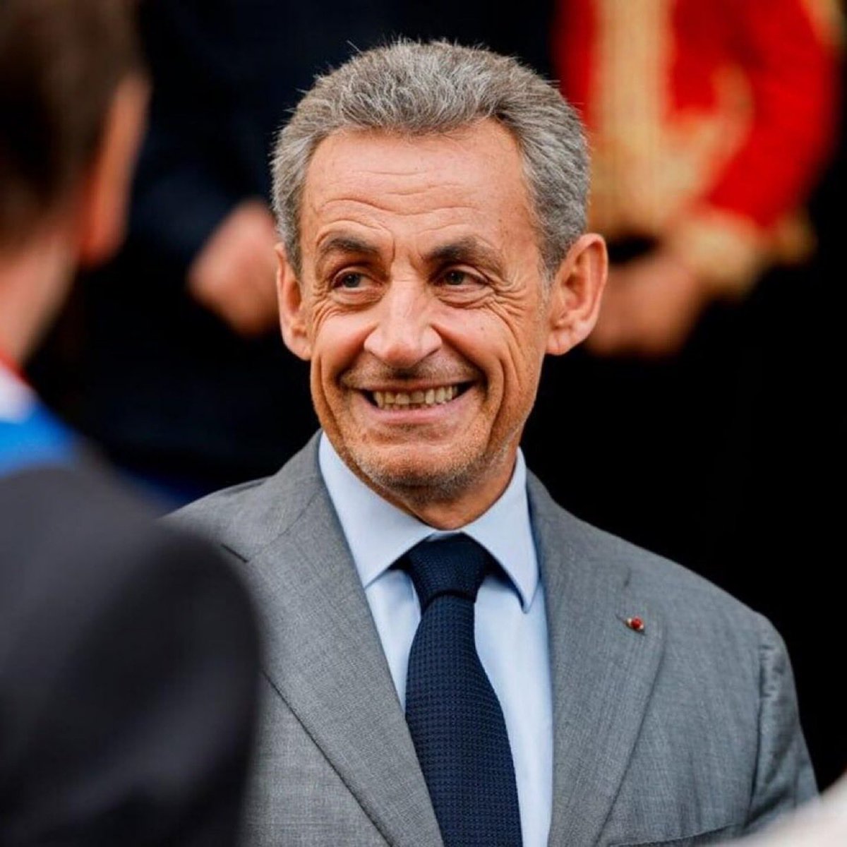 Fransa eski Cumhurbaşkanı Sarkozy, yarın hapse girecek.

Yolsuzluk, kamu mallarının zimmete geçirilmesini gizleme ve suç örgütü kurmak suçlarından 5 yıl hapse mahkum edilmişti.