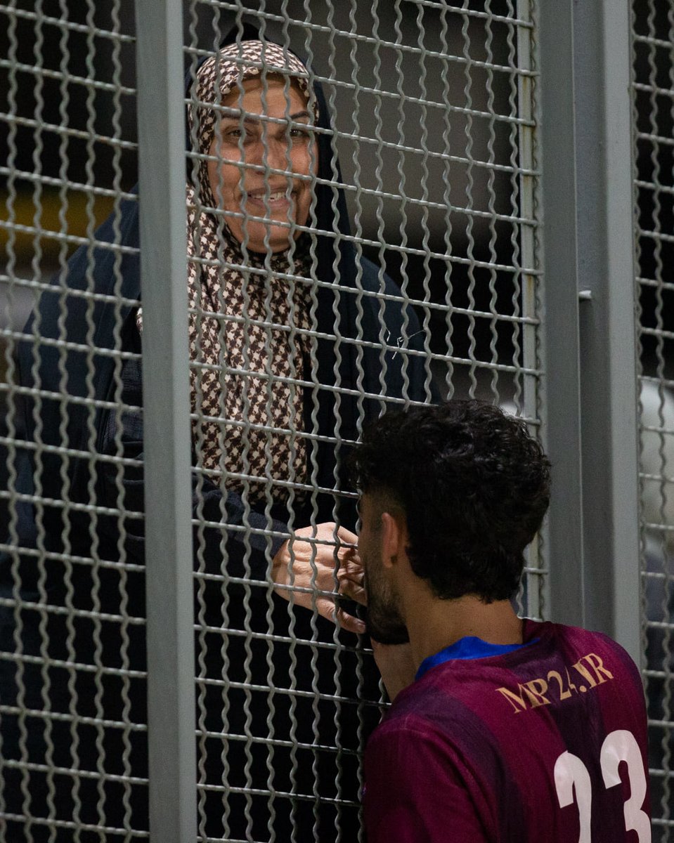 مادر، عشق اول همه ما پسرها هست و در کلام و رفتار هیچ جوره نمی‌توان آن عشق را به تصویر کشید. من هر چه بگویم و هر کاری کنم، در مقایسه با زحمات مادرم از ذره کمتر است. من تا همیشه مدیون او هستم.
*از مصاحبه امروزم با احمدرضا محمدنژاد بازیکن نساجی بعد از بوسیدن دست مادرش