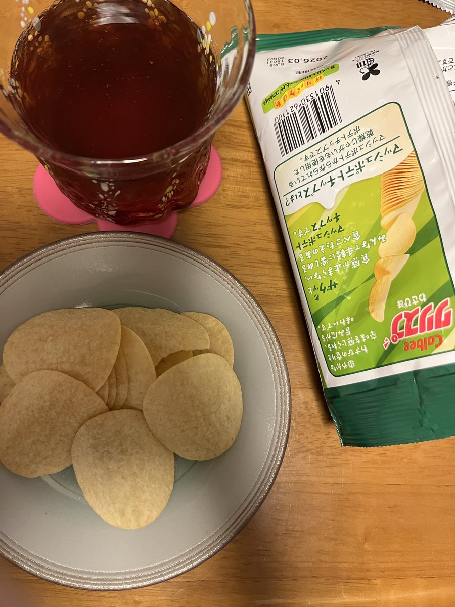 CekdU7HSfO09D74's tweet image. おやつの時間
こんばんは😊
北九州の今は曇り。
昼間はじと〜っと汗をかきました。
先程、地元、ソフトバンクホークスが日本シリーズ出場を決めました。やっったぁ❣️
いい試合でした。
テレビ見ながらあれこれ食べちゃったよ。
（写真に載せれない位色々食べた🙂‍↕️、お祝いだからいっか👅）