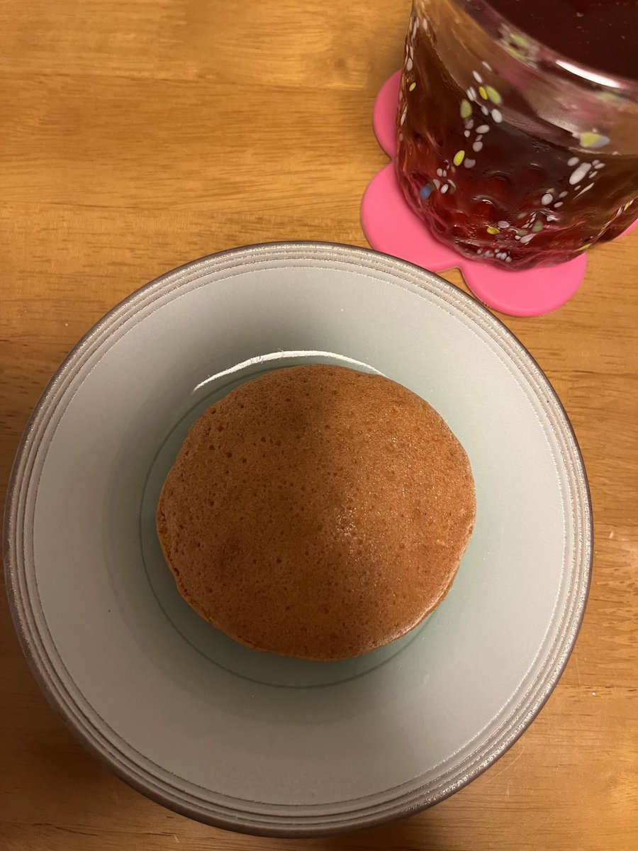 CekdU7HSfO09D74's tweet image. おやつの時間
こんばんは😊
北九州の今は曇り。
昼間はじと〜っと汗をかきました。
先程、地元、ソフトバンクホークスが日本シリーズ出場を決めました。やっったぁ❣️
いい試合でした。
テレビ見ながらあれこれ食べちゃったよ。
（写真に載せれない位色々食べた🙂‍↕️、お祝いだからいっか👅）