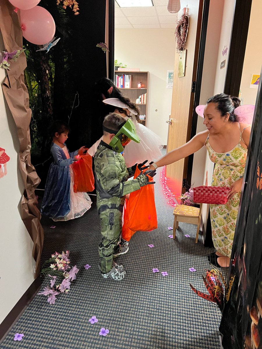 yalloweentx's tweet photo. Hi!  We’re Y’alloween, Texas’s only Halloween nonprofit.  We help get kids in need in costumes.

This year we’re working with 600 kids!  We know you want to help these kids have a great Halloween!

To help or donate, visit the link in our bio or like, follow, and share this post. https://t.co/SMVNJRaC1C