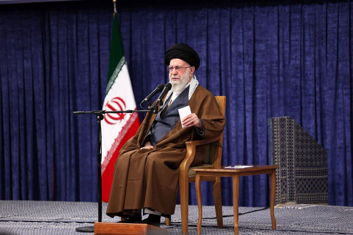 ازاینکه آقا خطاب به جوانان آنهارا مظهر امید میدانند 
به خودم میبالم که همچین رهبر فرزانه ی داریم که باتمام مشغله های 
که دارند امااینچنین نکات مهمی رامد نظر دارند
من هم به عنوان یک جوان تلاش میکنم که برای کشورم افتخار آفرین باشم.
#لبیک_یا_خامنه‌ای 
#حمایت_انقلابی 
#فالوبک_تضمینی