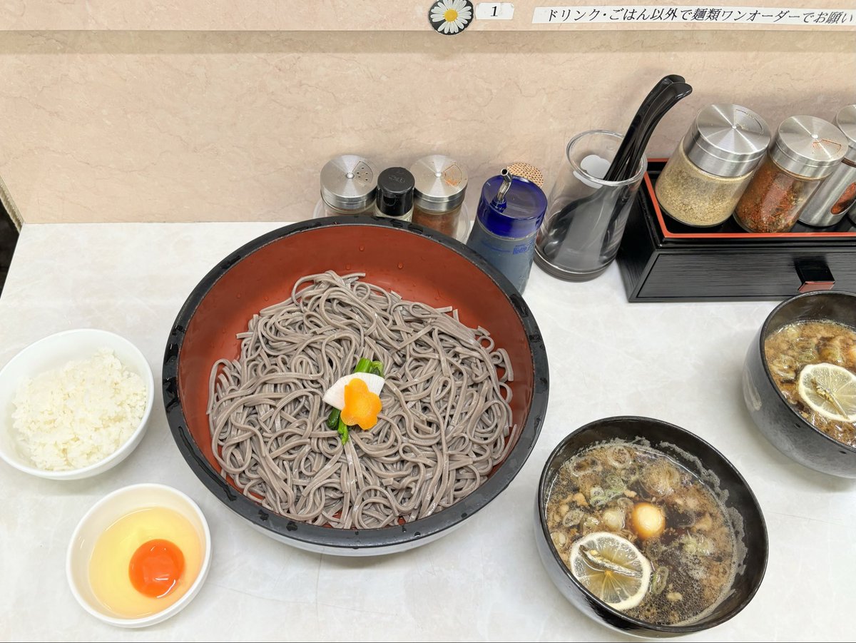 818__an's tweet photo. Ubermensch encore近かった〜〜🥇
今年は3回もジヨンに会えて、つけ鴨うどんさんではジヨンが座ってた席に座れて、奇跡がいっぱい🌟🌟
もう来年が楽しみだよ〜〜🦥👑💞 https://t.co/5aEEHxnKkF