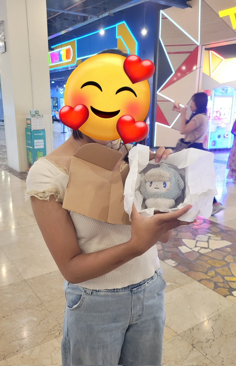 nuydoodles's tweet image. Update Meymu Hilang yg di sini:


MEYMU UDAH BERTEMU MAMA &amp;amp; AKHIRNYA BISA PULANG, YAY

I'M TRULY THANKFUL FOR ALL PLLIS AND FRIENDS THAT HELP SHARED THE INFO 😭😭😭

Aku bahkan dikasi hadiah sama mama, thank you @cielb !

Plv fandom so wholesome i wanna cry