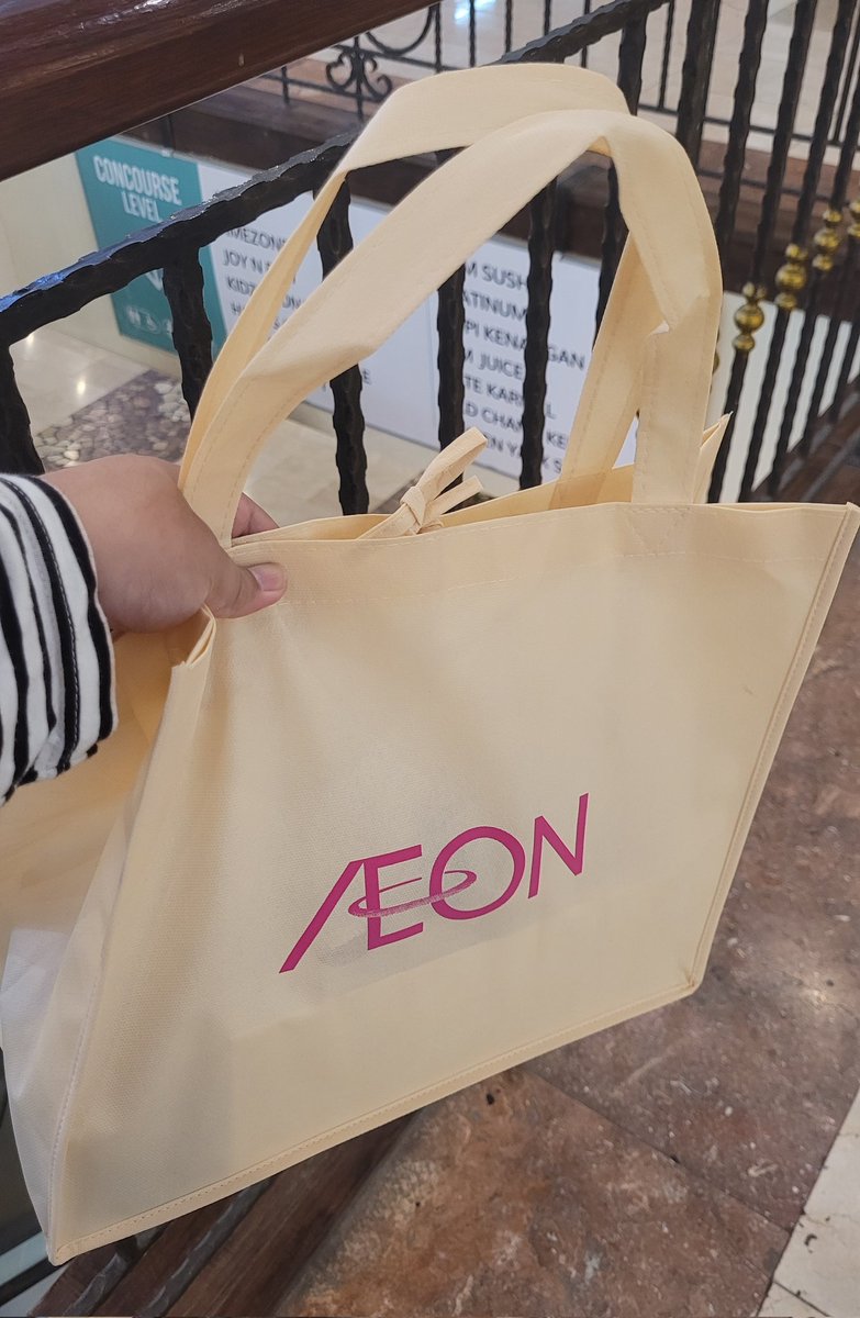 nuydoodles's tweet image. Update Meymu Hilang yg di sini:


MEYMU UDAH BERTEMU MAMA &amp;amp; AKHIRNYA BISA PULANG, YAY

I'M TRULY THANKFUL FOR ALL PLLIS AND FRIENDS THAT HELP SHARED THE INFO 😭😭😭

Aku bahkan dikasi hadiah sama mama, thank you @cielb !

Plv fandom so wholesome i wanna cry