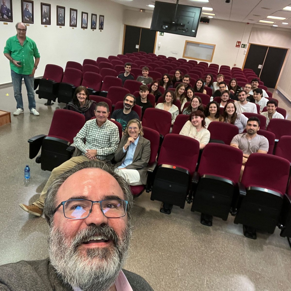 MbiotecUV's tweet photo. El pasado Jueves 16 de Noviembre tuvimos la suerte de contar en el Máster con la presencia de @LluisMontoliu , científico, divulgador y experto en bioética.
Impartió 2 sesiones, dedicada a “Bioética e Integridad Científica” y  a “Comunicación y divulgación científicas”. https://t.co/mFCYNE4OKH