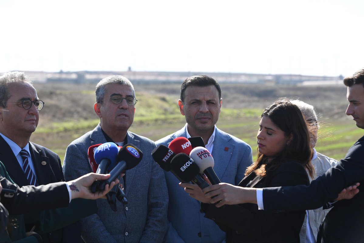 Ekrem Başkanımızın her türlü baskıya karşı dik duruşu, kararlı tutumu ve sürekli artan halk desteği nedeniyle iktidarın ayarlarını bozdu.

Halkı görmezden gelenler, halkın iradesini görünmez kılacak bir sansür ve baskı mekanizmasını devreye aldılar.

Ekrem Başkanı özgürlüğünden