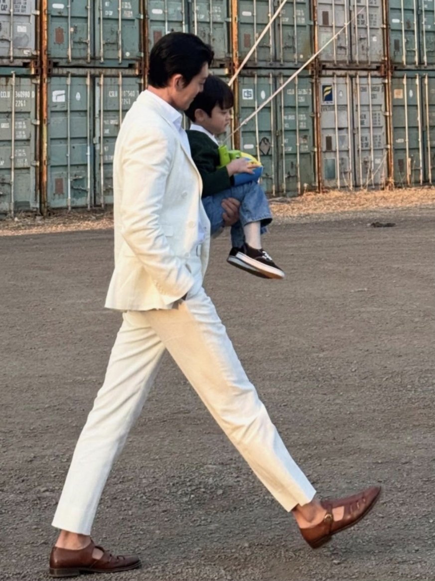 으아니 잠시만요 이 고자극 사진은 뭐죠??
애기를 한 손에 저렇게 들고 댕기는게 가능한것임?? 그리고 다리 ㅈㄴ 길다 진짜