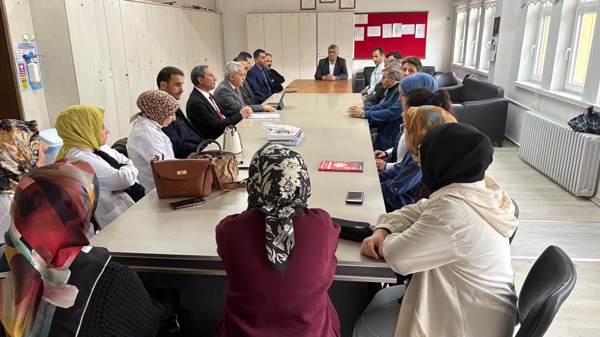 İlçe Müdürümüz Sn. <a href="/AGazioglu25/">Abdurrahman GAZİOĞLU</a> okulumuzda bayrak törenini gerçekleştirdikten sonra Türkiye Yüzyılı Maarif Modeli’nin uygulama süreçleri hakkında bilgi verip , LGS hazırlık süreciyle ilgili değerlendirmelerde bulundular. Kendilerine ziyaretlerinden dolayı teşekkür ederiz.