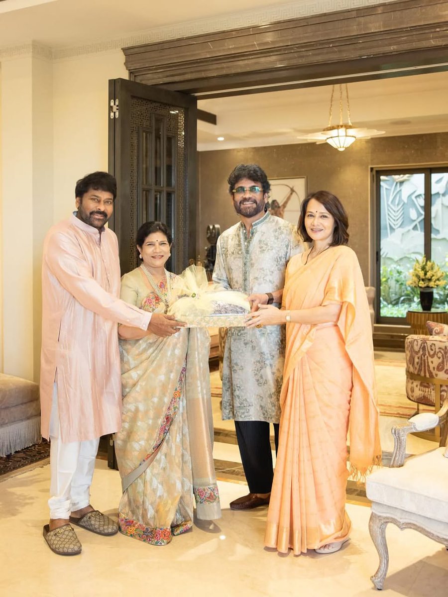 igtelugu's tweet photo. Mega Star #Chiranjeevi celebrated diwali with #Nagarjuna #Venkatesh & #Nayanthara's families.

NOTE - చిరంజీవి...

నా ప్రియమైన స్నేహితులు నాగార్జున, వెంకటేష్ మరియు నా సహనటి నయనతార కుటుంబాలతో కలిసి దీపాల పండుగ జరుపుకోవడం చాలా ఆనందంగా ఉంది.

ఇలాంటి క్షణాలు హృదయాన్ని ఆనందంతో నింపుతాయి మరియు జీవితాన్ని నిజంగా ప్రకాశవంతంగా చేసే ప్రేమ, నవ్వు మరియు ఐక్యతను గుర్తు చేస్తాయి...

#HappyDiwali #Diwali #ChiruAnil