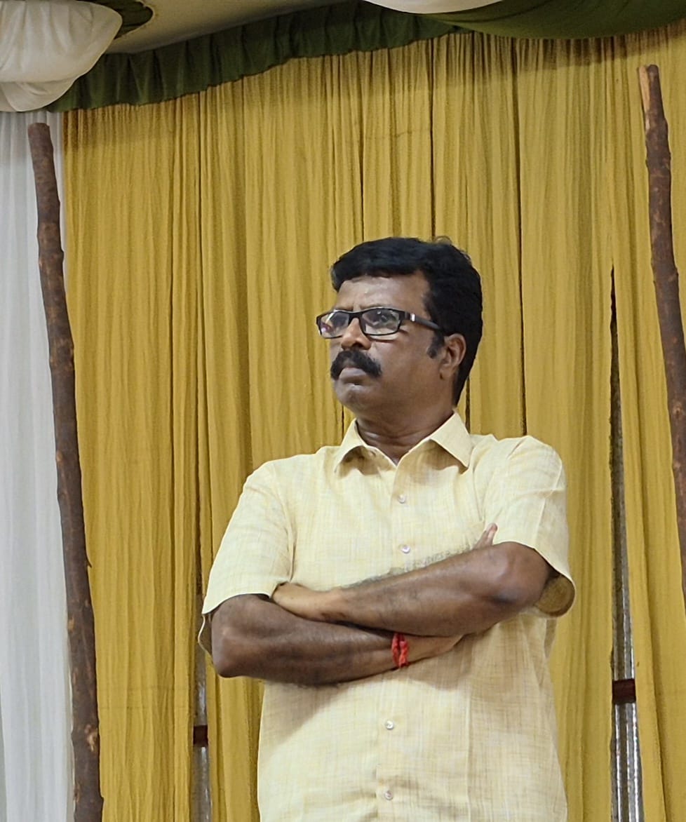 KumarCholan's tweet photo. #தீபாவளி வாழ்த்துகள்

இருள் நீக்கி
ஒளி ஏற்றி

குரோதம் போக்கி 
அன்பை பெருக்கி

பேராசை ஒழித்து
போதும் என ஏற்று

பொருளாசை அற்று
தாசன் தாள் பணிந்து

அனைத்தும் நீயே என்றாகி
#தீபத்_திருஒளி ஏற்று

வாழ்வில் வசந்தமே
வாழ்த்துகள் உறவுகளே. https://t.co/8kBLPMmGnZ