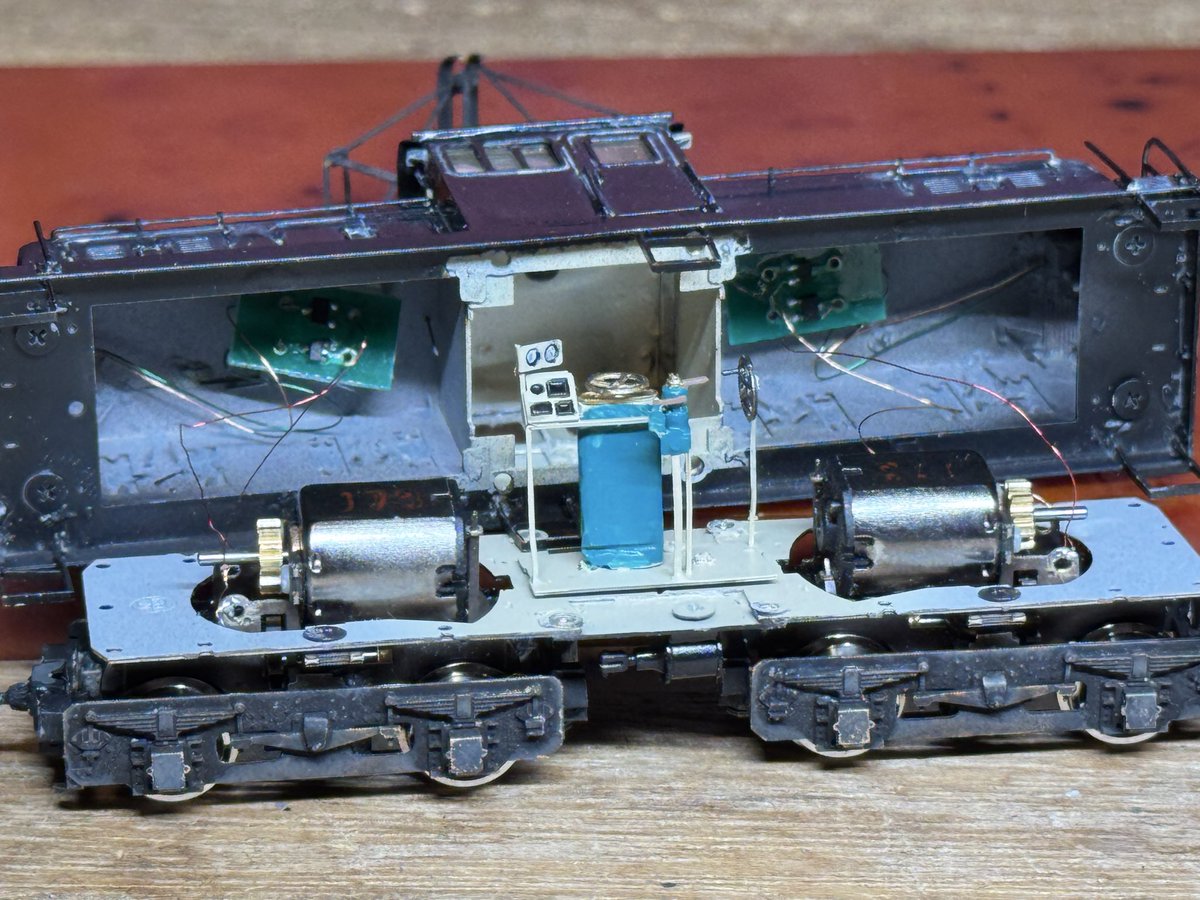 IbukiModel's tweet image. 【 #祭板 #栗原鉄道ED18 】
LP42点灯テスト2回目

LED交換しました。
色味は良いですが、どうして両方とも点いちゃうのか。
もうこのまま進めるかな、と。

参考までに、制御基板とLEDはさかつうの物を使いました。