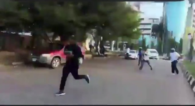 Dem say na Orange guy dey run so 🤣🤣🤣

He wanted to set Peter Obi up so that this demonic Govt can arrest him.

PO is too smart