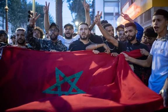 Moulay_tt_court's tweet image. Chronologie d'une histoire. 
Histoire #GENZ212 
Revendications des jeunes pour une meilleure santé et un enseignement de qualité.
Jusqu'à que les nihilistes ne surfent sur le mouvement pour l'imploser. 
Réponse de cette même génération championne du monde 
Chercher l'intrus