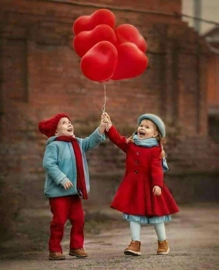 نیٹ کے پیکیج کو میں یوں خرچ کیا کرتی ھوں 
نام لکھ لکھ کے تیرا سرچ کیا کرتی ھوں 

تجھکو پانا نہیں ممکن تو میں تیری فوٹو 
اپنی تصویر سے ھی مرج ( merge) کیا کرتی ھوں۔