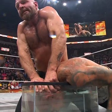 تغريدة مدربة ومنتجة سابقة في AEW على مشهد الحوض :  

هذا أسوأ من مشهد الكيس الخاتق سينتهي الامر بالاطفال لتجربة الامر في المنزل