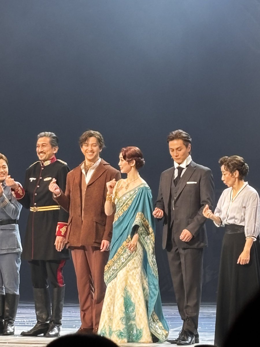 ラドゥ大佐「👍」
アルマン・マタ「🫰」
アンナ「……😮❓」
ラドゥ大佐「…❓………🫰❓」

4コマ劇場かわいい
