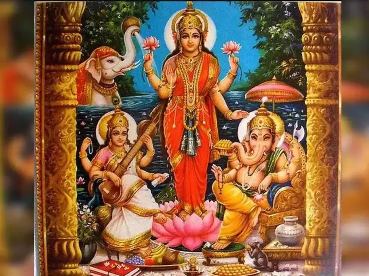 🚨 Only correct photo for Lakshmi Poojan🚨
मी बरेच वेळा "लक्ष्मी" मातेचा बसलेला फोटो बघतो, तो फक्त नारायणाच्या पायाजवळचा योग्य असतो पण पूजेसाठी उभाच हवा. कारण लक्ष्मी कधीच स्थिर नसते. ती चलत आहे, ती कोणा एकाजवळ (नारायण) सोडून राहत नाही. मग सरस्वती आणि गणेश का बसलेले आहेत ? +