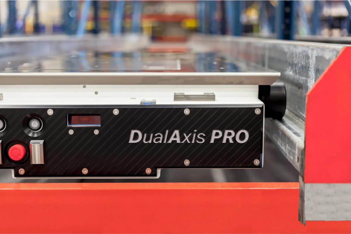 SpacemakerInc's tweet image. Meet the Spacemaker DualAxis Pro, our latest warehouse automation system. Fits any rail profile, integrates seamlessly, and boosts productivity with minimal downtime.