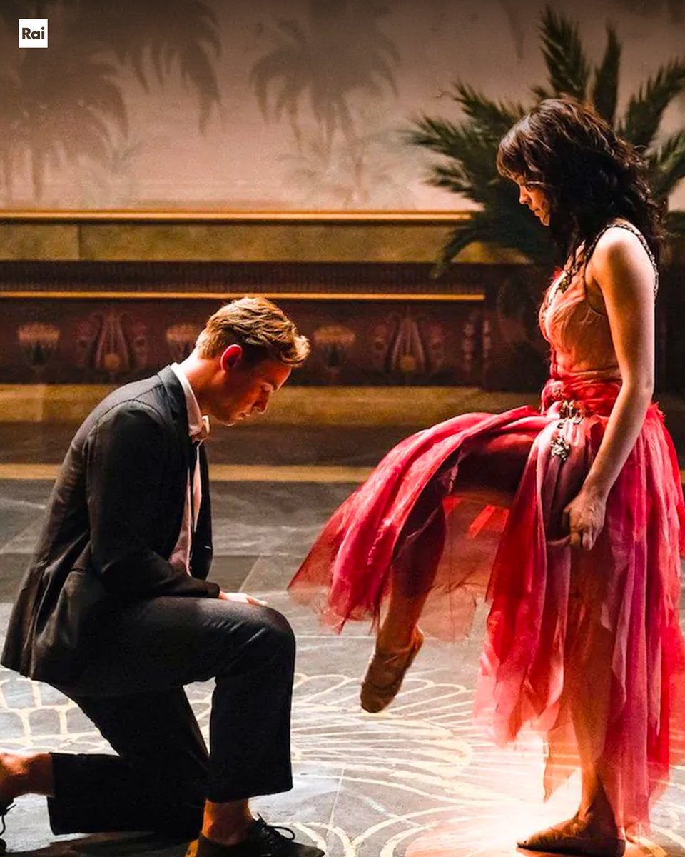 Alle 21:20 “Un sogno per te” di Martin Schreier con Emilia Schüle, Anatole Taubman, Ken Duken | Emil, comparsa negli studi DEFA di Babelsberg, si innamora perdutamente di Milou, una ballerina francese. Ma la costruzione del Muro di Berlino interrompe l'idillio