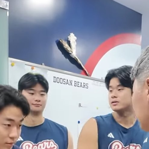 찐 명태로 액막이를 하고있구나