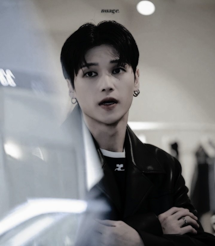 ⠀
“Lama banget lo nyebatnya, Kak?”

Suara derit pintu geser menelusup ke telinga Anaya yang sibuk dengan rokok di jepitan jari telunjuk dan jari tengah. Pria itu hanya sekadar menoleh, menatap pemuda yang kini menghampirinya yang juga ikut bersandar di pagar balkon.
⠀