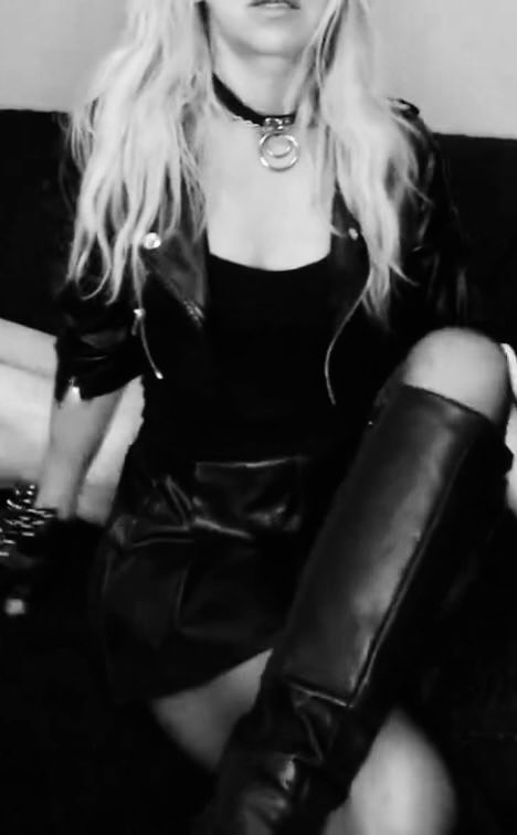 Busy Monday morning now I’m taking a well-deserved filthy lunch break… 😈😈😈 #MonochromeMonday #MILFMonday XXX