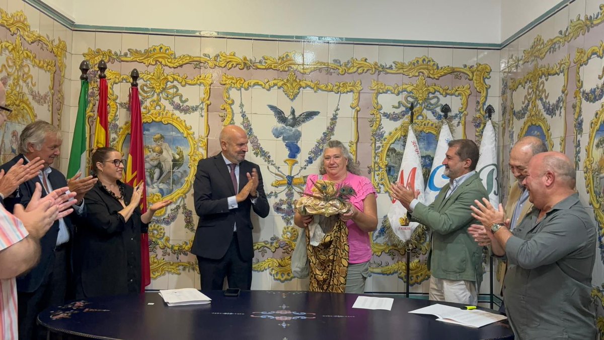 DtoTriana's tweet photo. 💫Hoy hemos celebrado el sorteo público para la elección del Rey Gaspar de la próxima Cabalgata de Reyes Magos 

La trianera María Teresa Filiberto Vázquez será la vecina que acompa��ará a los ya designados Carlos Martín Vázquez (Melchor) e Isaac Flores Ruiz (Baltasar).
🧵 Sigue👇🏻 https://t.co/KrQesL31Op