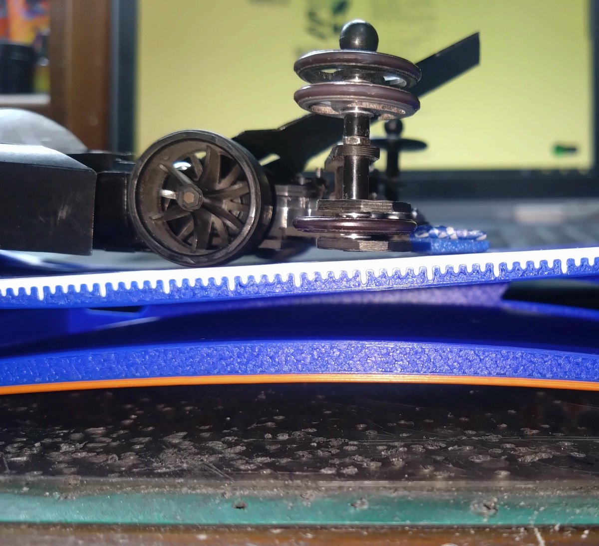 9999Technology's tweet image. 平野の新コースの、最初のDPに殺られるので、リアユニットを交換！今回は2.0mm段上げに加工し、リアブレーキを早めに接地させるようにしました！元の3.0mm上げより接地は早まり、何とかなりそう！
サブは2枚重ねて貼るから、位置が決まれば、イケるかも？！