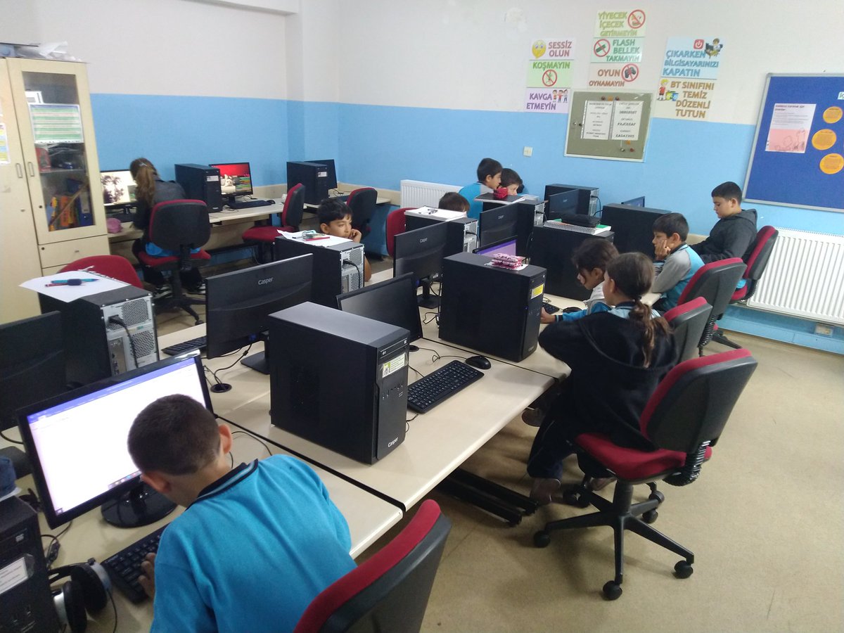 kale_ybo's tweet image. #codeweek kapsamında öğrencilerimiz #YeşilVatan temalı en az 1 tane slogan ürettiler. YAPAY ZEKA uygulamaları ile sloganlarını içeren afişler ürettiler. afişlerin çıktılarını alıp panoda sergilediler.
#mebyegitek
#codeweekturkiye
@ArgeDenizli @kalemem20 @SezerrK