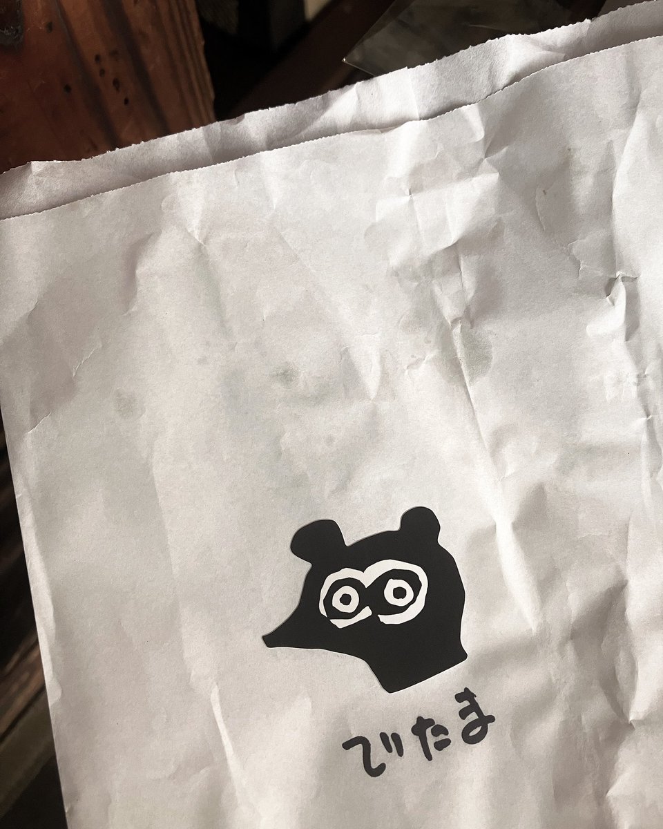 たぬきのクレープ屋は甘いクレープも勿論売っていますが、おひるを食べ損ねた人のために照り焼きたまごなどもある様です🦡💨