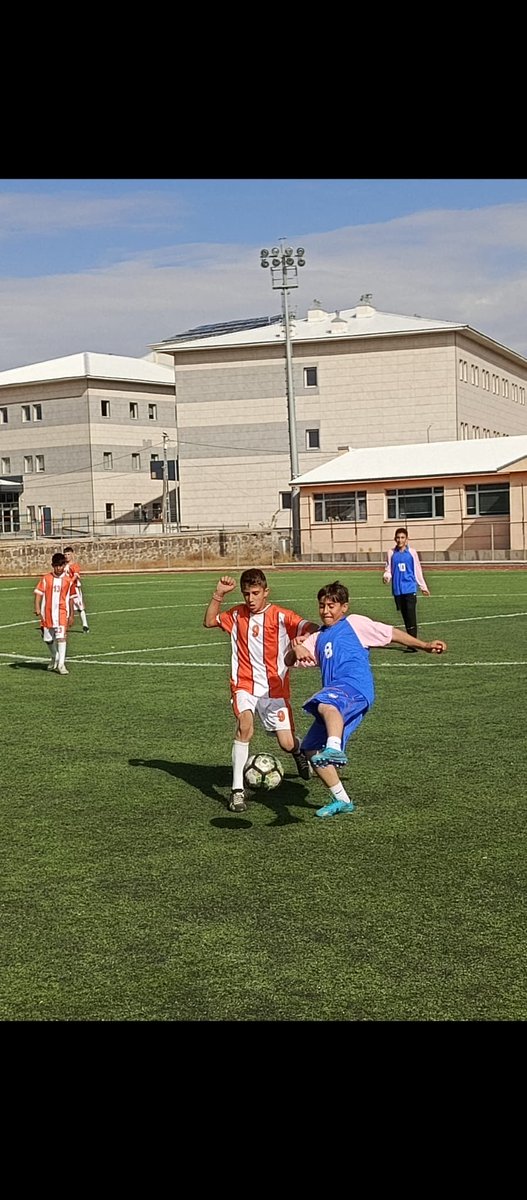 29 Ekim Cumhuriyet Bayramı Ortaokullar Arası Futbol Turnuvası bugün de yarı final maçları ile devam etti.

•İlk Finalist Aşağı Dumanlı Ortaokulu
•İkinci Finalist Yavuz Selim Ortaokulu oldu.

Takımlara başarılar dileriz.

#GSBGM