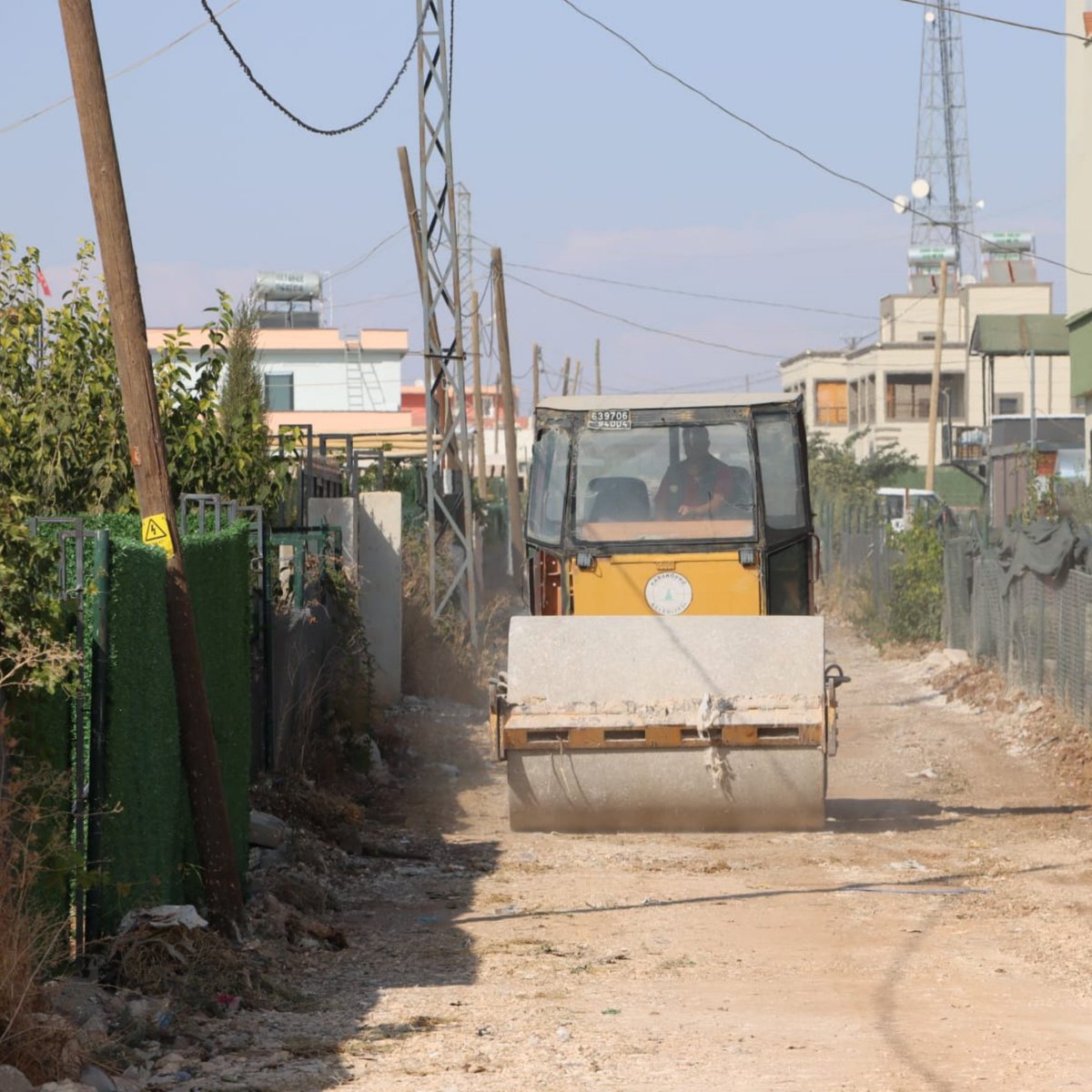 📍Akziyaret Mahallesi

Karaköprü’müzün kırsal mahallelerinde köy içi yolları sathi kaplama ile toz ve çamurdan kurtarıyoruz.

Belediye Başkan Vekilimiz Bakır Kama; Akziyaret Mahallemizde sürdürdüğümüz çalışmaları inceledi.

#Şanlıurfa #Karaköprü
#KaraköprüBenimEvim