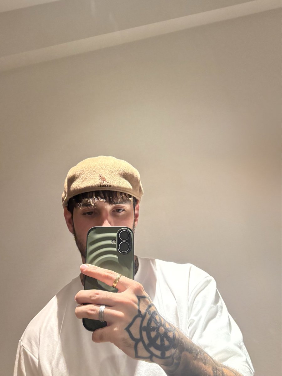 RVPHxhunter's tweet photo. Merci pour le poulet Kangol @papesanvlog https://t.co/w3LmSNUjTD