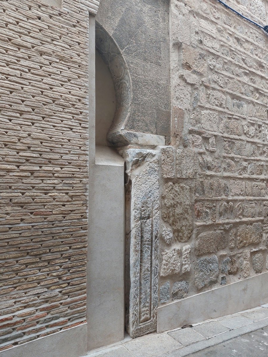 Pilastra visigótica reutilizada en una iglesia mozárabe que antes fuera mezquita y, al principio, iglesia visigótica. La pieza fue empleada en la conversión del templo en mezquita (s. X). Parroquia de las Santas Justa y Rufina, Toledo.