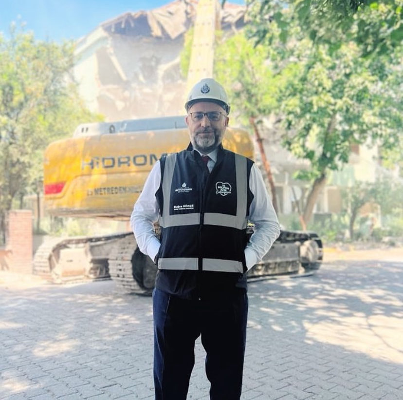 gokcebugra's tweet image. Özlediğim çok şey var. Ailemi, sevdiklerimi, dostlarımı çok özledim.
İstanbul’da Boğaz kıyısını, Kordon’da yürüyüş yapmayı, özgürce deniz kokusunu içime çekmeyi, bir parkta oturup gökyüzüne bakmayı…
Bir de bareti ve yelekleri özledim. Güzel halkımıza hizmet etmek için…
