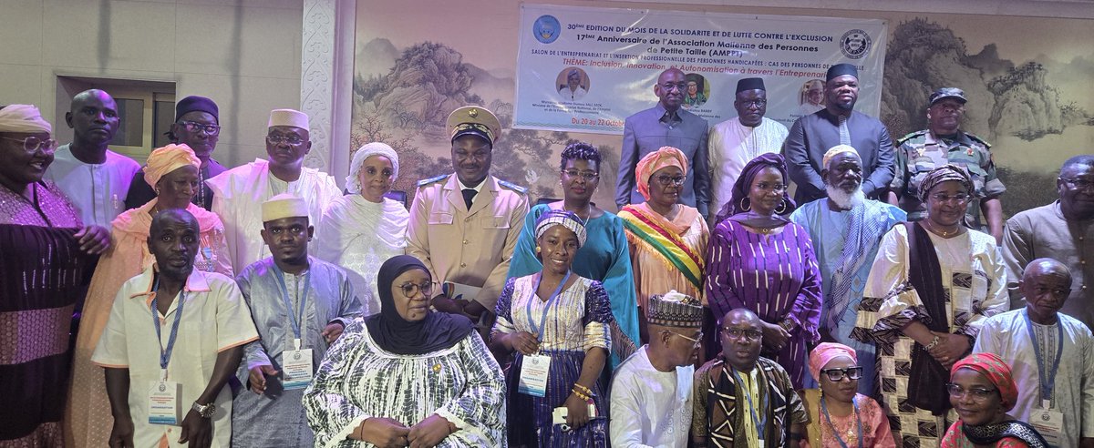 C' est avec plaisir et admiration que j'ai participé ce matin au 17ème anniversaire de l' association malienne des personnes de petite taille et á l' ouverture du salon de l'entreprenariat pour les personnes vivant avec handicaps, cas des personnes de petite taille.