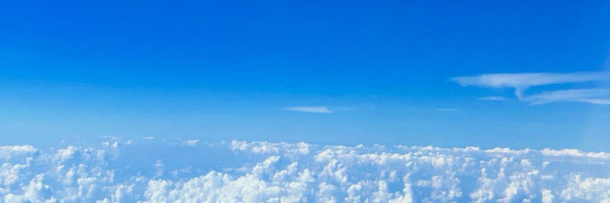 andcareerdesign's tweet image. 【雲の上には、青空】

どうしようもなくもやもやして、
心に雲がかかったように思うこともある……でも、雲の上にはいつだって眩しいくらいの青空が広がっています。
一緒に雲の上まで行ってみませんか？

#andcareerdesign
#キャリアコンサルティング 
#対話の力