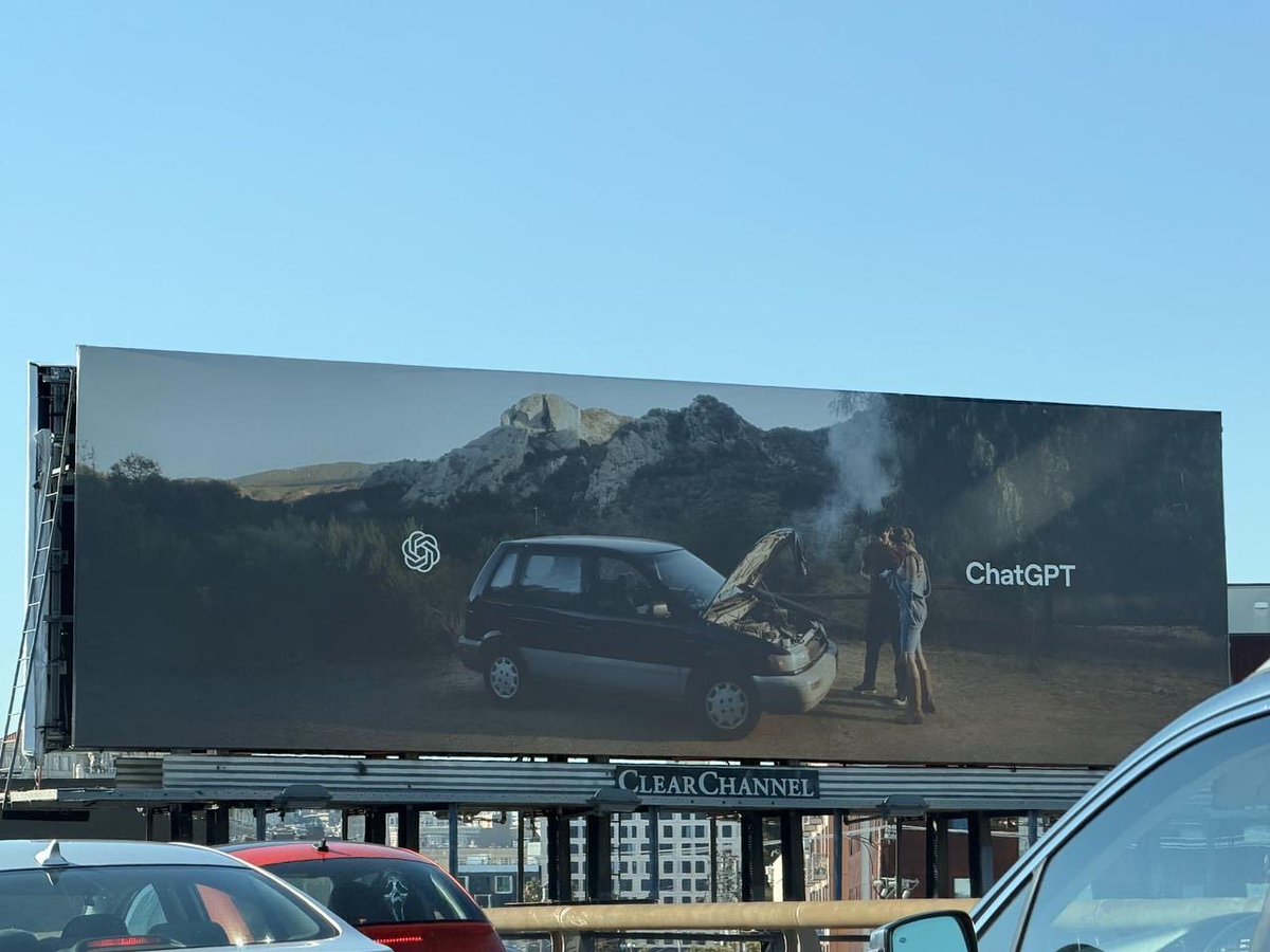 حتى منصة #الذكاء_الاصطناعي نفسها تستخدم أشخاص حقيقيين في إعلاناتها 👀

الإعلان صناعة كاملة تحرّك الاقتصاد:

- توظّف مبدعين، مصورين، ومخرجين
- تشغّل وكالات الإعلان (الـ agencies)
- وتحرّك دورة المال داخل البلد من إنتاج وتوزيع وتسويق

الإعلان مب يبيع منتج بس،  يبني سوق ويخلق فرص