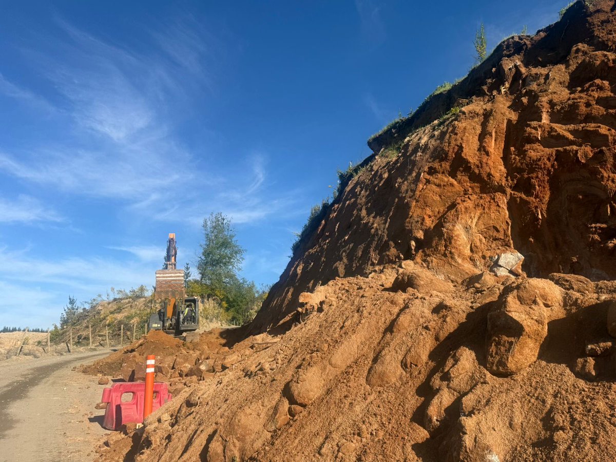 mop_nuble's tweet photo. ¡𝐁𝐮𝐞𝐧𝐚𝐬 𝐧𝐨𝐭𝐢𝐜𝐢𝐚𝐬 𝐩𝐚𝐫𝐚 #Coelemu! 🙌
El MOP ejecuta obras de emergencia en la ruta N-224 Tropezón–Pirumávida–El Ajenjo, con una inversión de $2.616 millones, para recuperar y mejorar 12 km afectados por el invierno. 🚜💪
#Ñuble #MOPChile https://t.co/EZWihMzlIf