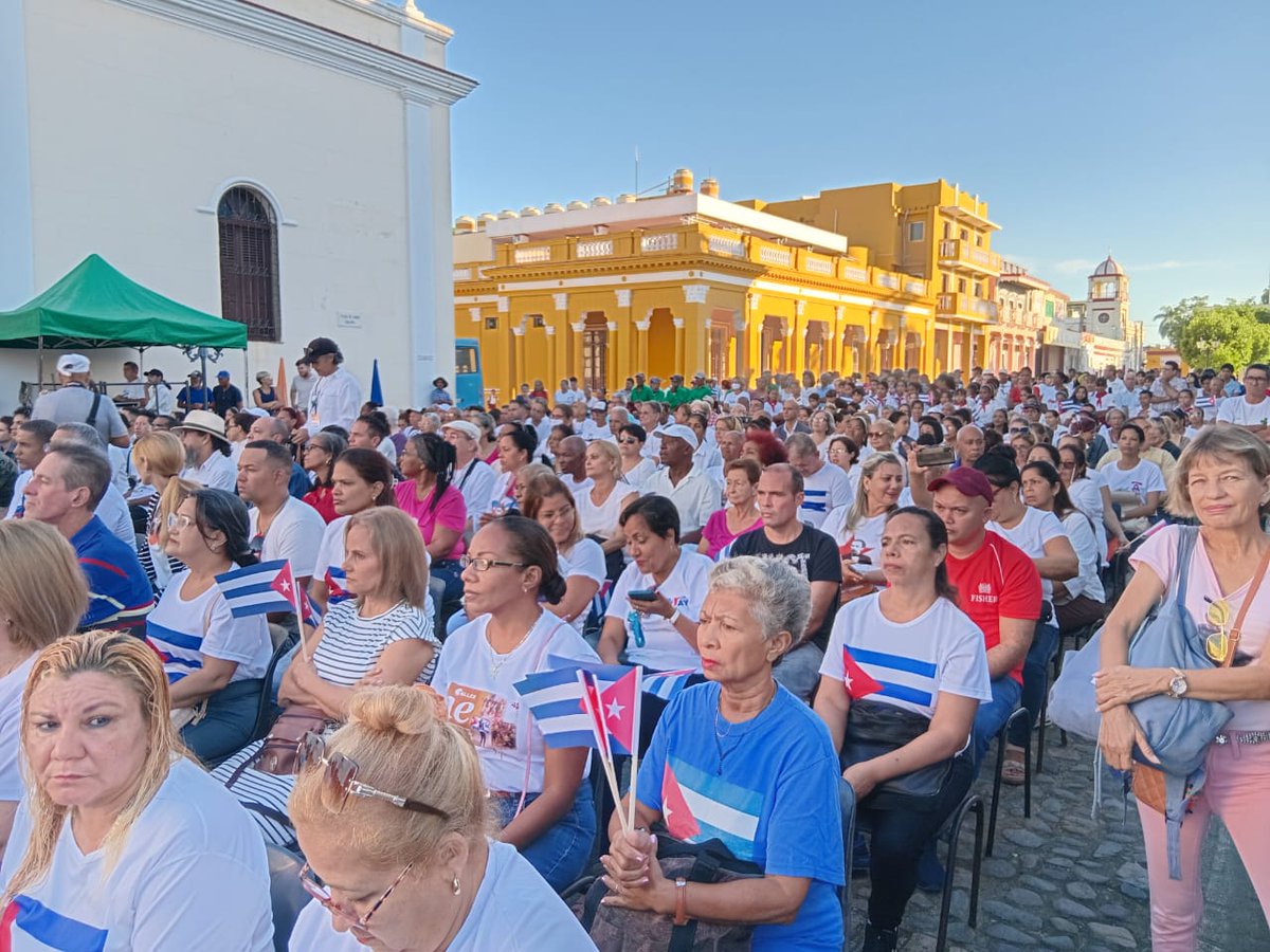Desde la Plaza del Himno en #Bayamo rememoración del canto de la Patria.
#31FiestaDeLaCubanía2025 
#LaPatriaEnMiVoz 
#CubaEsCultura