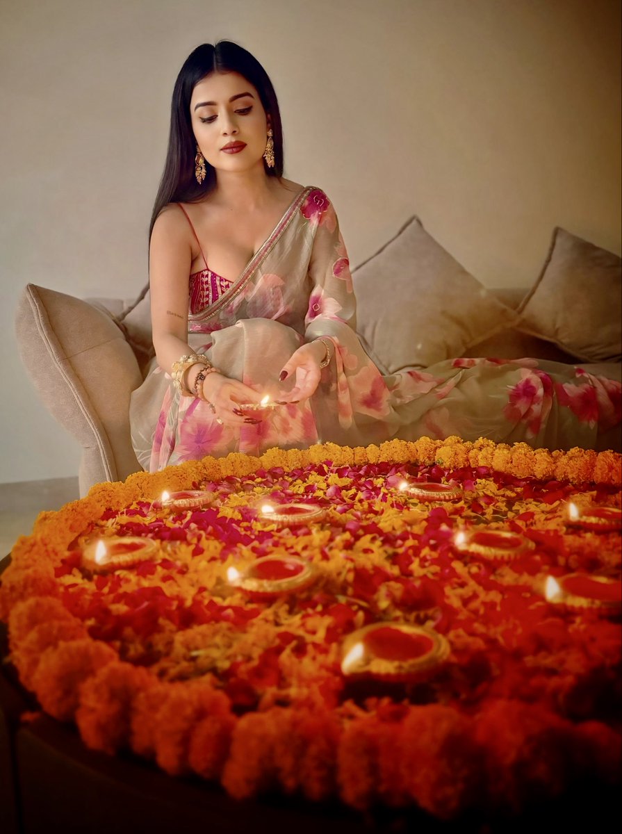 thenidhii's tweet image. HAPPY DIWALI 🪔 God bless us all ✨🙏🏻