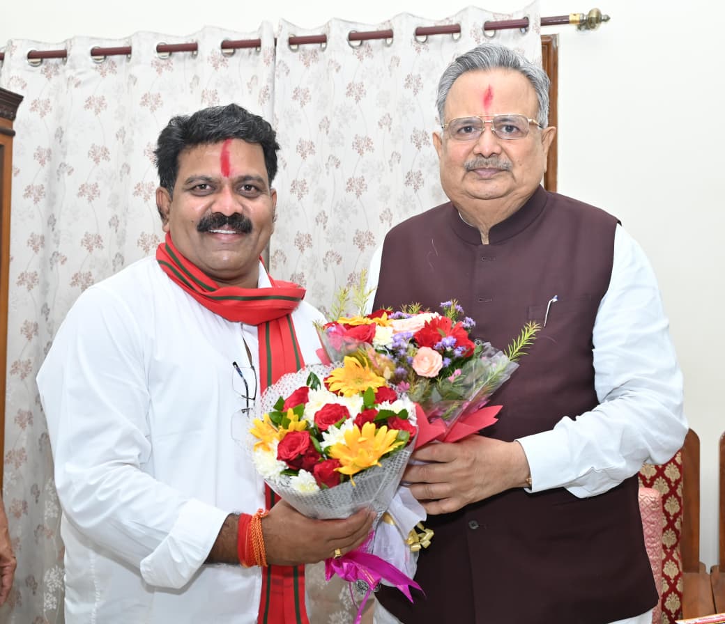 drramansingh's tweet image. आज दीपावली के पावन अवसर पर कवर्धा स्थित निवास में उपमुख्यमंत्री एवं कवर्धा विधायक श्री @vijaysharmacg जी का आगमन हुआ।
इस अवसर पर उपमुख्यमंत्री को दीपावली के पावन पर्व पर हार्दिक शुभकामनाएं व्यक्त कीं।