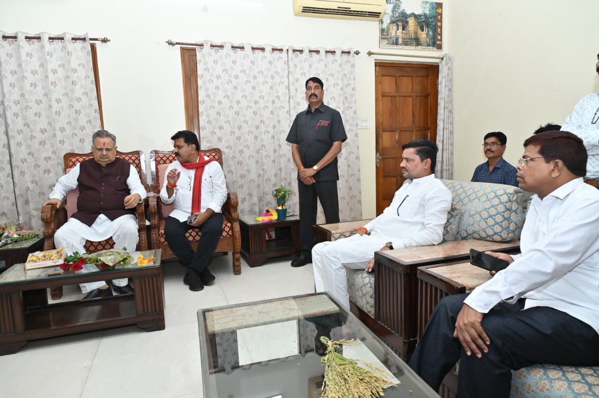drramansingh's tweet image. आज दीपावली के पावन अवसर पर कवर्धा स्थित निवास में उपमुख्यमंत्री एवं कवर्धा विधायक श्री @vijaysharmacg जी का आगमन हुआ।
इस अवसर पर उपमुख्यमंत्री को दीपावली के पावन पर्व पर हार्दिक शुभकामनाएं व्यक्त कीं।