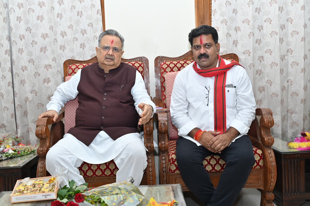 drramansingh's tweet image. आज दीपावली के पावन अवसर पर कवर्धा स्थित निवास में उपमुख्यमंत्री एवं कवर्धा विधायक श्री @vijaysharmacg जी का आगमन हुआ।
इस अवसर पर उपमुख्यमंत्री को दीपावली के पावन पर्व पर हार्दिक शुभकामनाएं व्यक्त कीं।